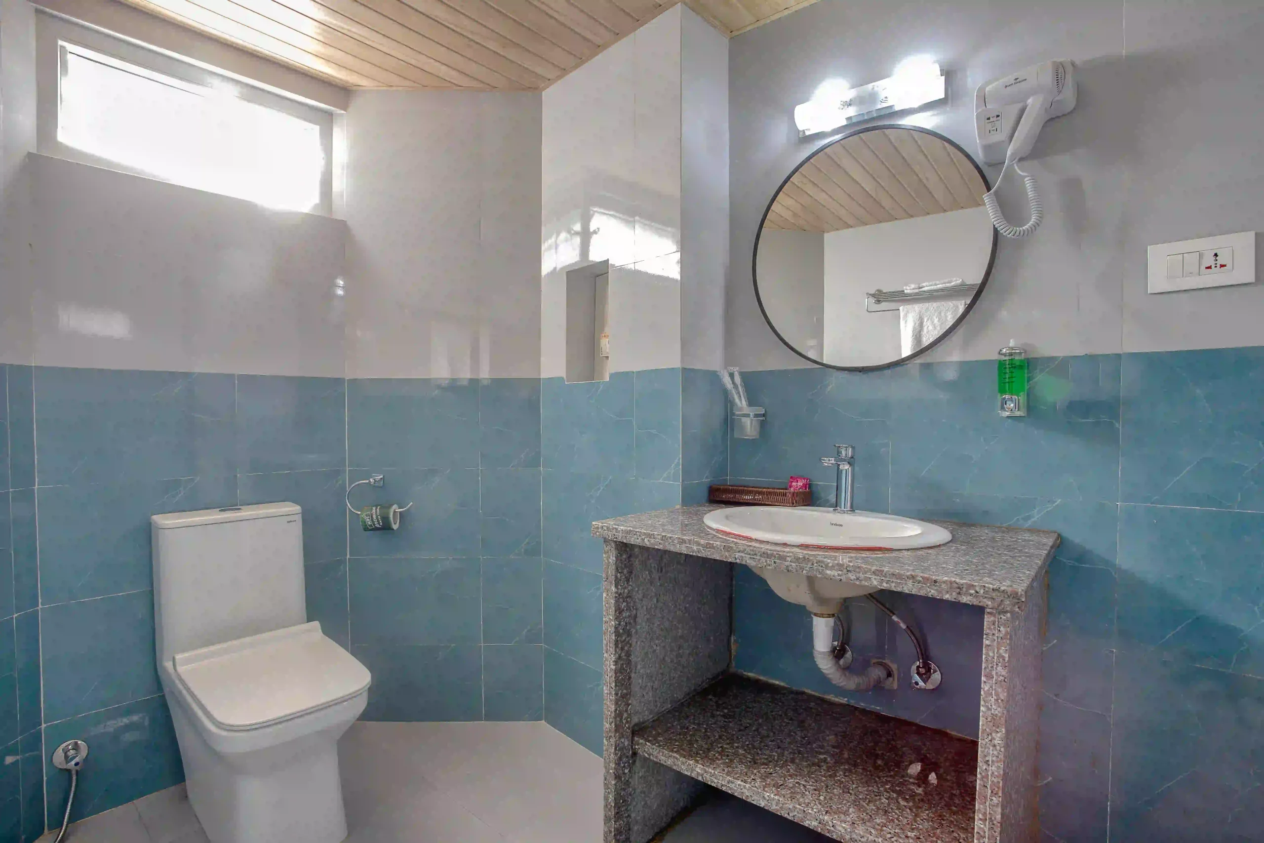 Family Room - Image 30